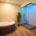 La Interdite Jacuzzi, Sauna & Piece Secrete * Νανσύ
