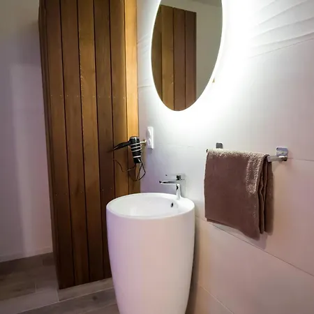 La Interdite Jacuzzi, Sauna & Piece Secrete Apartment