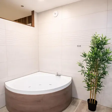 La Interdite Jacuzzi, Sauna & Piece Secrete Apartment *